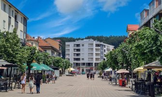 Tuča u Beranama: Korišćene mačete i palice, pa polomljena vrata bolnice