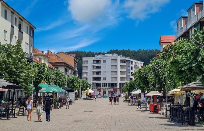 Tuča u Beranama: Korišćene mačete i palice, pa polomljena vrata bolnice