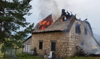 Grom zapalio kuću na Žabljaku