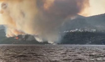 Veliki požar u Trogiru, ugrožene i kuće