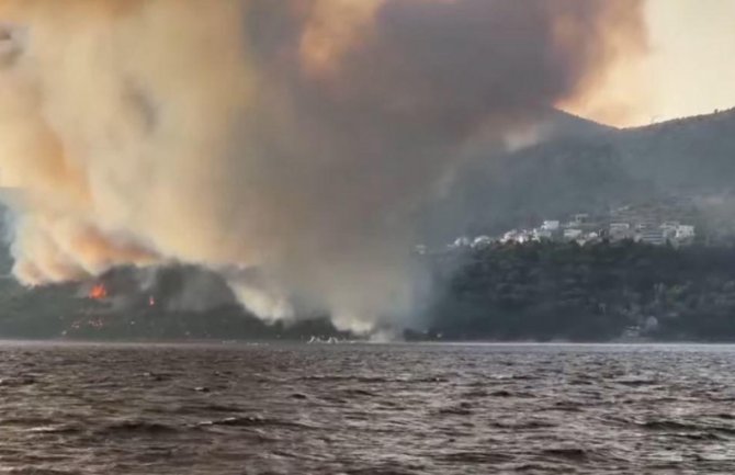 Veliki požar u Trogiru, ugrožene i kuće