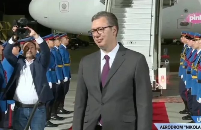 Video. Vučić je sinoć u Beogradu pred Scholzom doživio blago poniženje, svi u Srbiji mu se smiju: 'Tri minute stoji kao vratar'