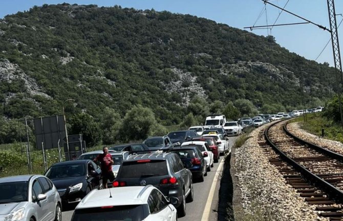 Crmničani ponovo blokiraju Sozinu na tri sata: Saobraćaće se preko Paštrovačke gore