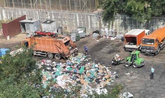 Bečići: Otpad u dvorištu Komunalnog, građani ubacivali šut u kontejnere i polomili kamion