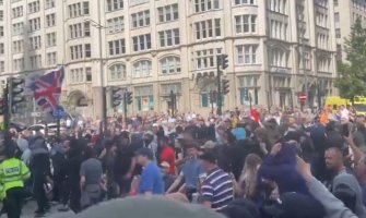 (VIDEO) Ne prestaje haos u Britaniji: Demonstranti napali hotel u kome su smješteni migranti