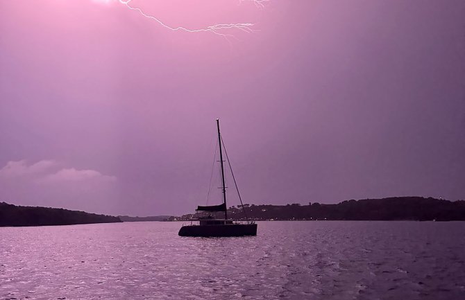  Jak vjetar pogodio Zadar, spašeno 10 osoba sa jedrilice