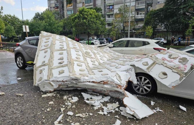 Fasada sa zgrade u Podgorici pala na tri automobila