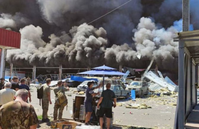 U raketnom napadu Rusije na supermarket, najmanje 12 poginulih, 44 ranjenih