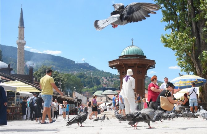 Brojni građani i turisti nedjelju iskoristili za šetnju Baščaršijom