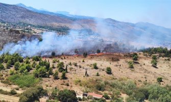 Vojska Crne Gore sa helikopterom Bell 412 nastavlja gašenje požara u Crnoj Gori