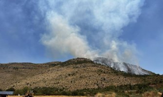 Brdo Dečić u plamenu, vatra se približava kući na vrhu