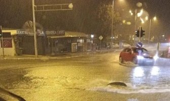 Haos u komšiluku zbog nevremena: Počupana stabla padala na automobile