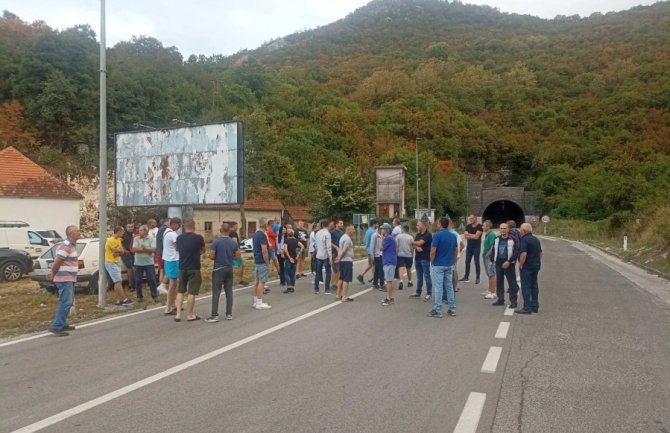 Blokada puta Nikšić - Podgorica na sat vremena