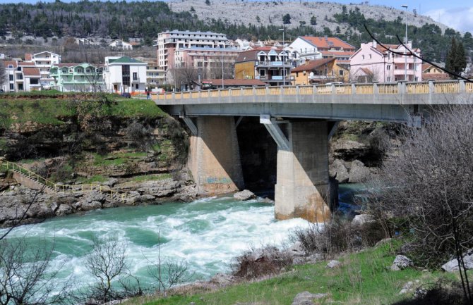 Izlile se otpadne vode, izbjegavajte kupanje kod Vezirovog mosta