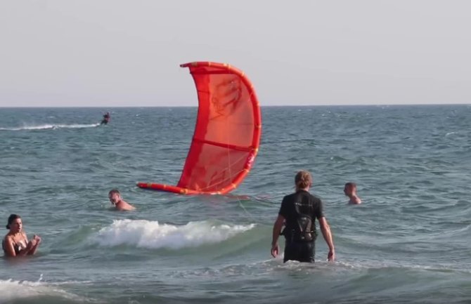 Uplašeni kupači reagovali na kajtere Velikoj plaži