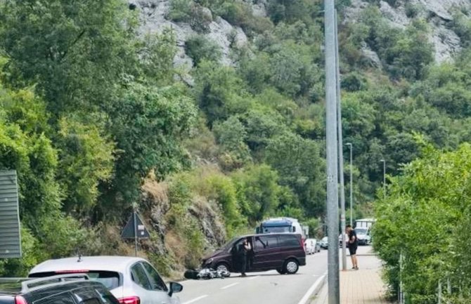 Udes na putu Risan-Perast: Sudarili se kombi i motor