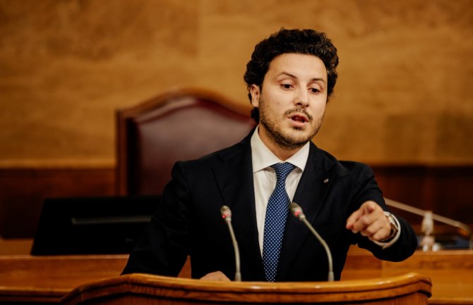 Abazović Krapoviću: Znate li ko su M. T. i L. B, ko možda pregovara iza vaših leđa?