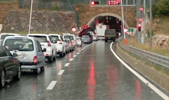 Udes u tunelu Klopot: Zatvoren auto-put
