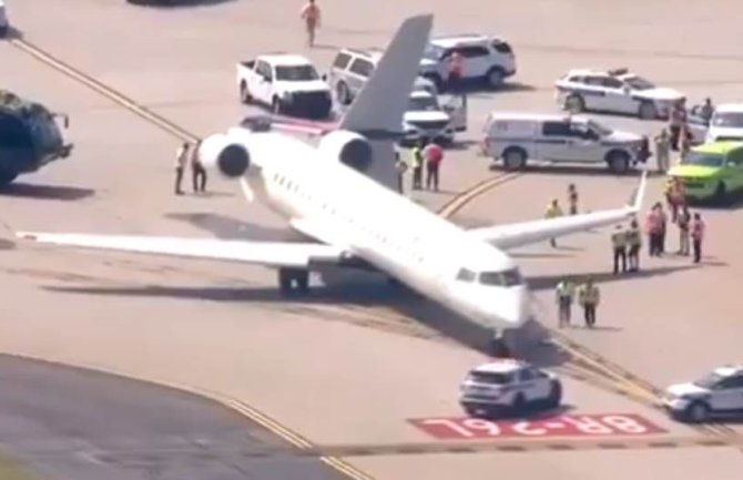 Direktan sudar dva aviona na aerodromu, dijelovi  rasuti po pisti