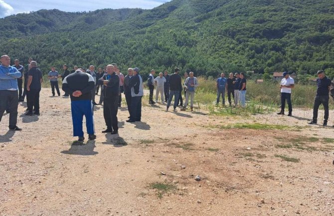 Mještani Župe nikšićke se okupljaju, iz Danilovgrada krenuli kamioni sa eutanaziranim kravama oboljelim od kju groznice