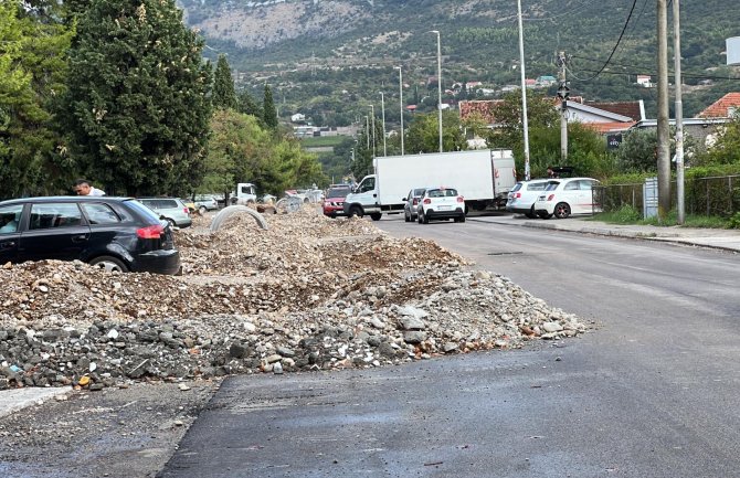 Iskopi blokirali pola saobraćajnice u Orjenskoj ulici