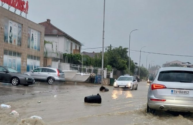 Ulice na primorju prekrivene vodom nakon padavina