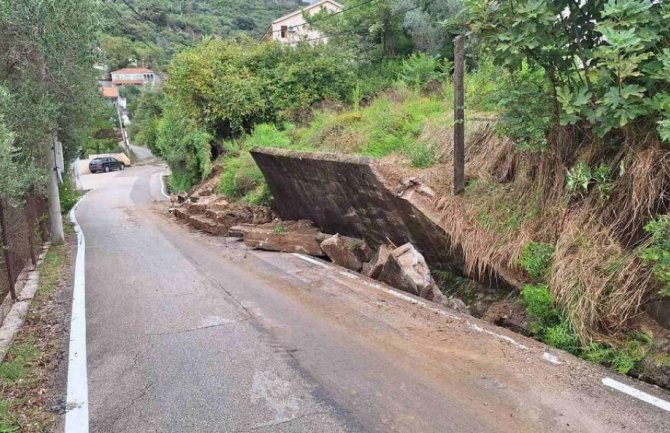 Kotor: Obrušen zid na lokalnom putu u Pržicama