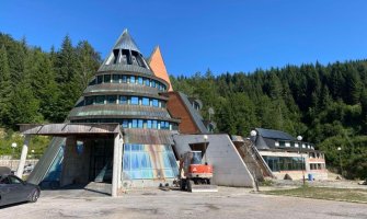 Vlasnik zemljišta iskopao temelj po sredini skijaške staze